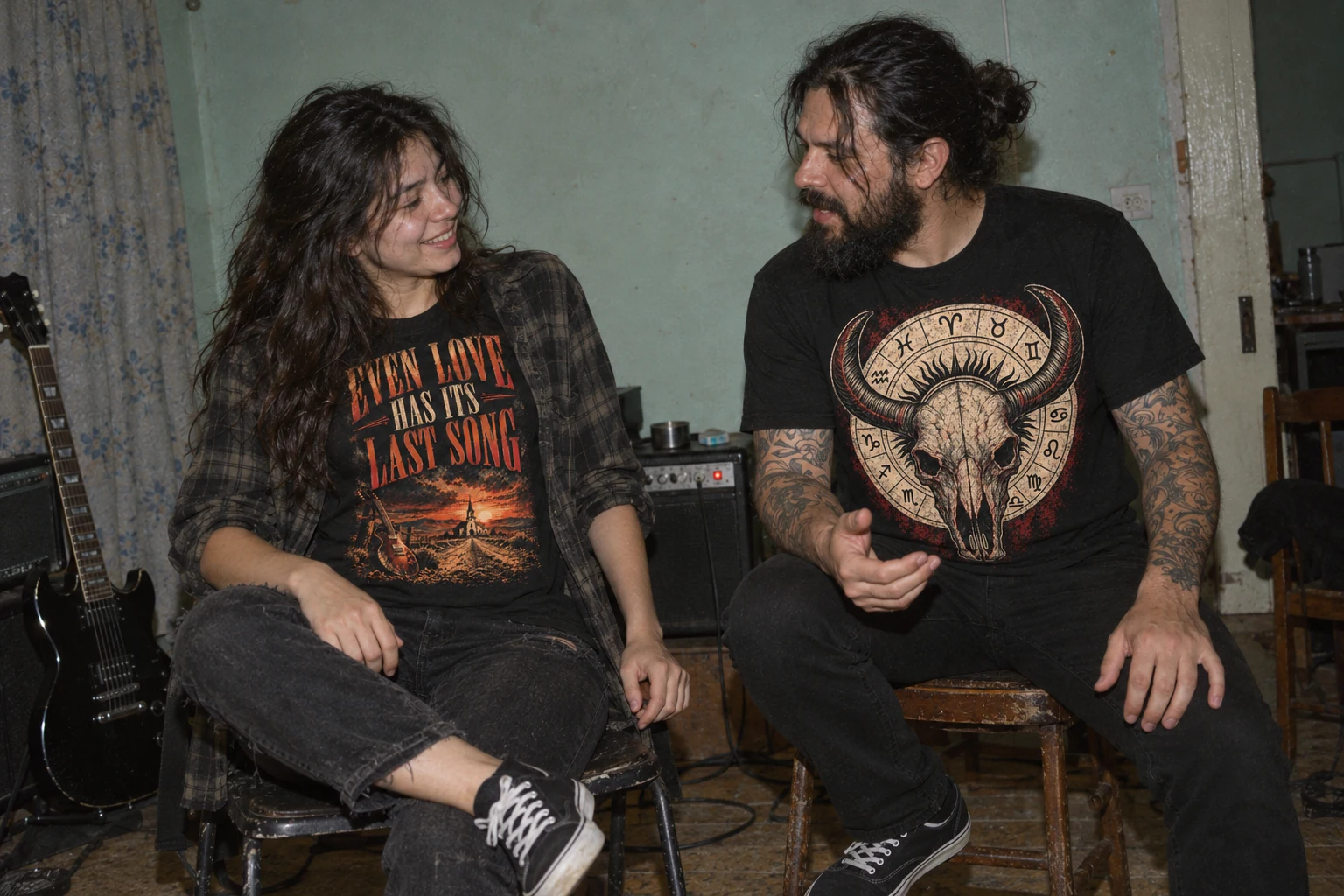 Los dos amigos conversan entre canciones, sentados en la habitación de ensayo con sus camisetas de Ritual Callejero